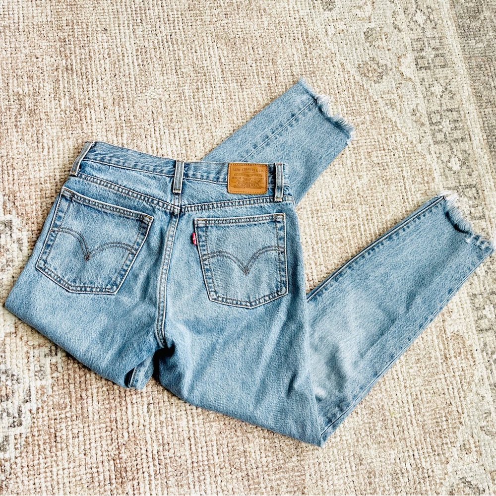 90’s LEVI’S HIGH WAISTED LIGHT WASH JEANS